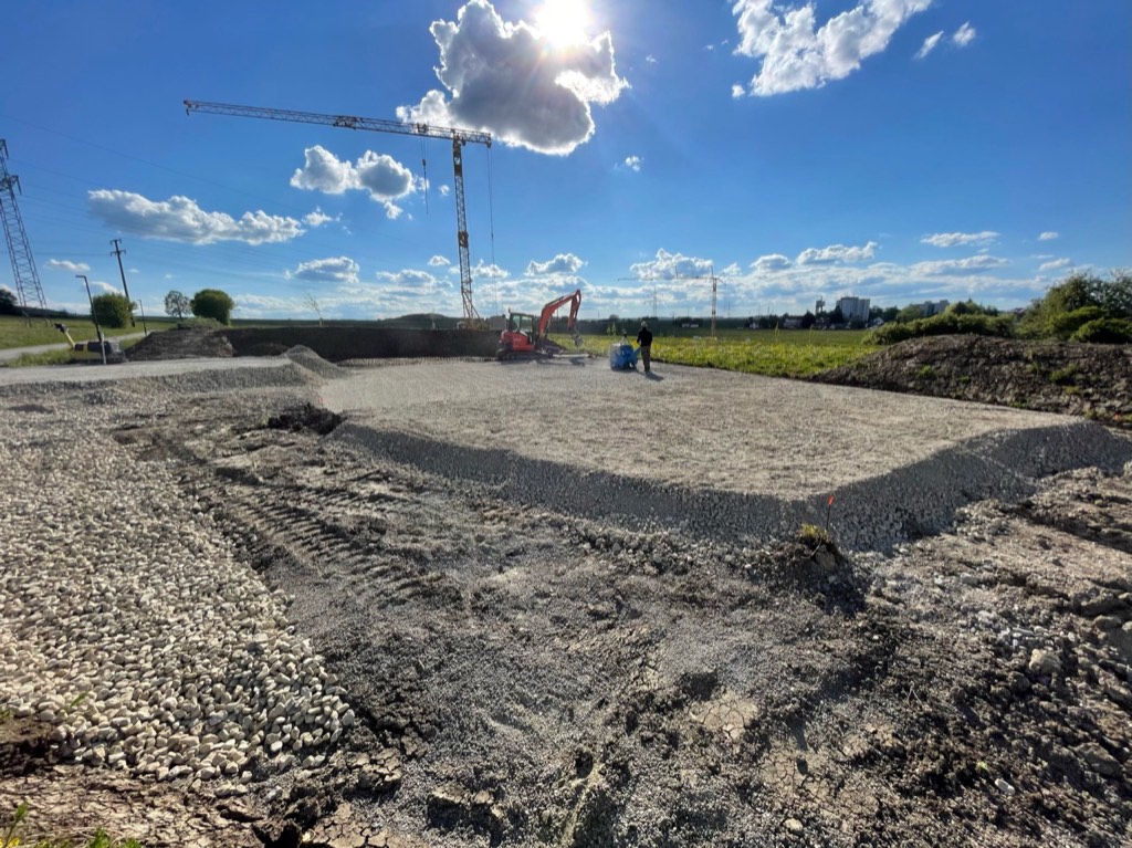 Baugrundvorbereitung mit Bagger und Kran
